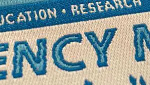 Text mit Umrandung woven Patch