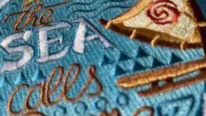 gestickter Text auf Motiv Aufnäher