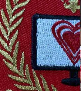 goldene Stickerei mit Metallic Garn und Herz